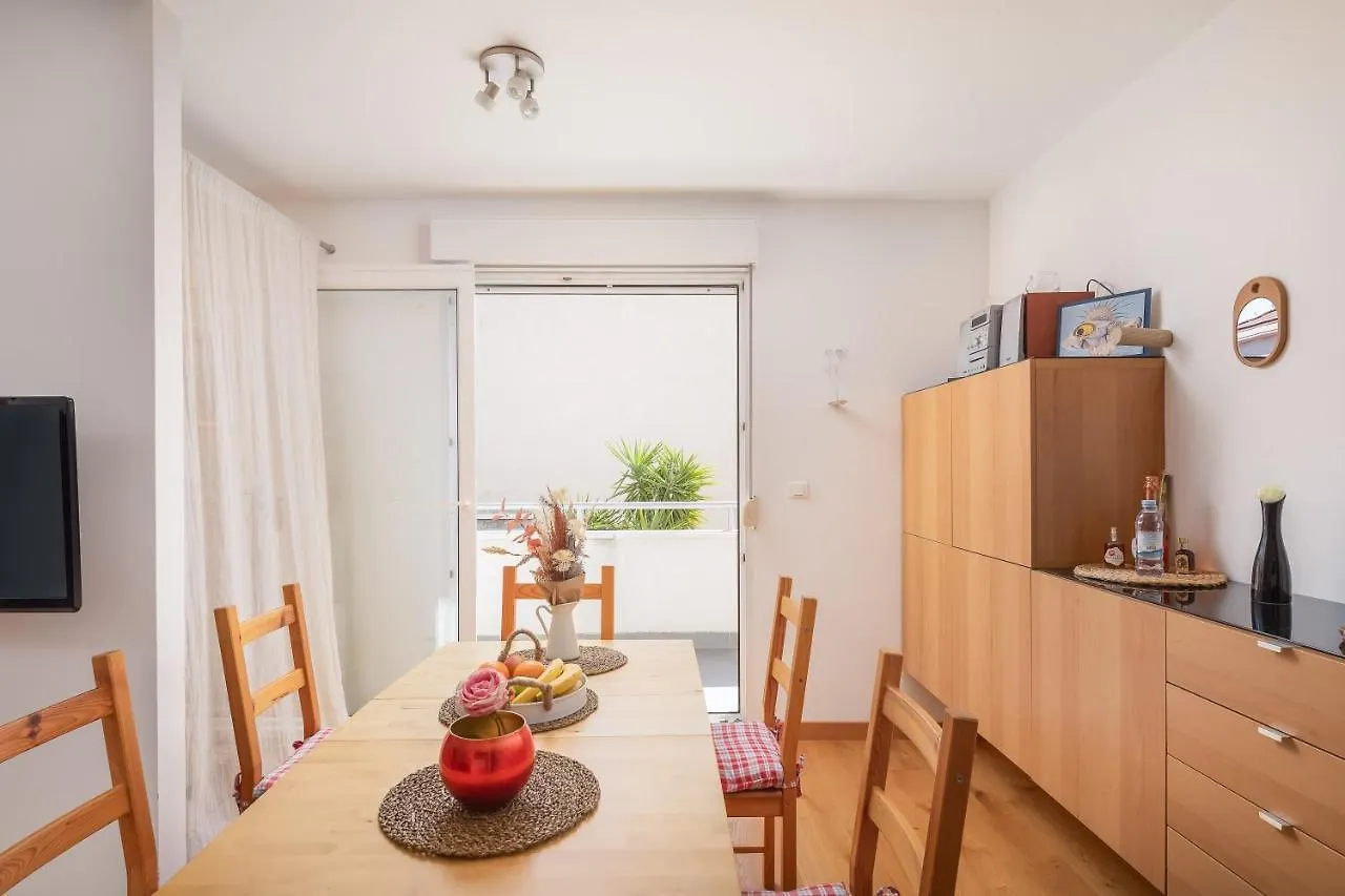 Apartment Zenta With Terrace And Sea View, 4 Min Walk To The Beach Split