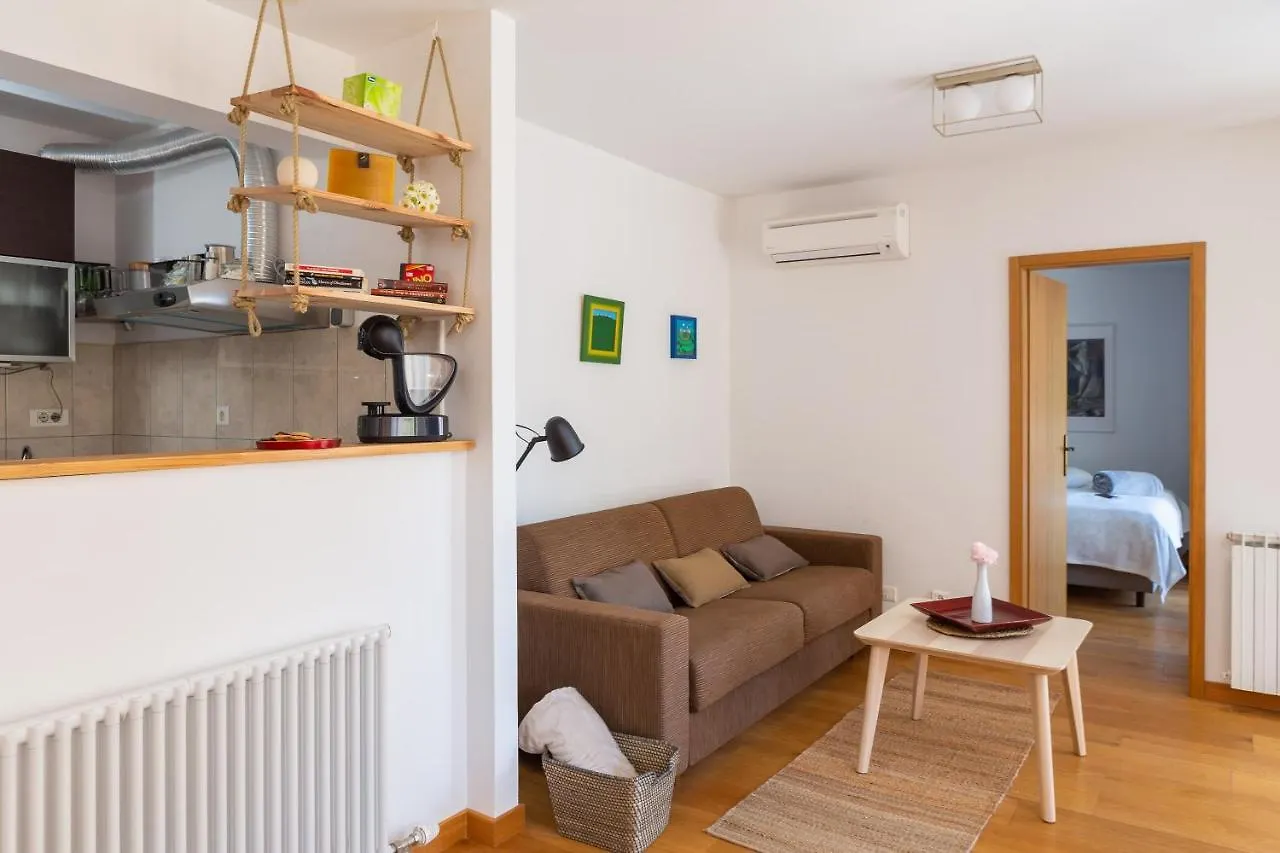 Apartment Zenta With Terrace And Sea View, 4 Min Walk To The Beach Split