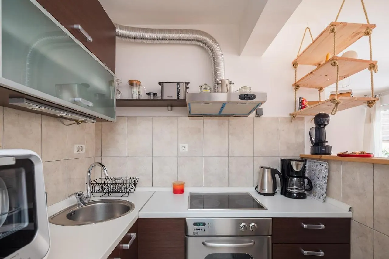 Apartment Zenta With Terrace And Sea View, 4 Min Walk To The Beach Split
