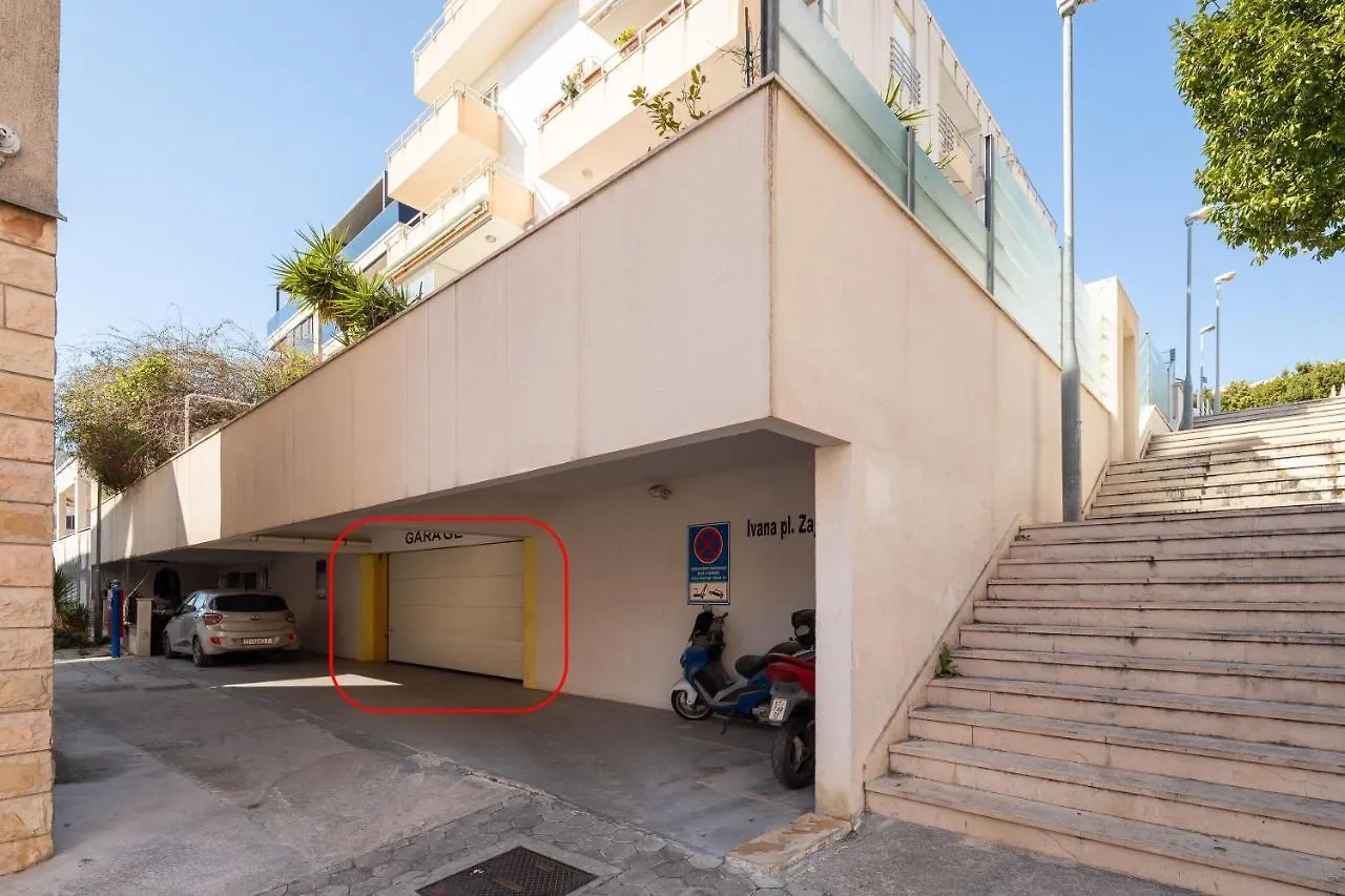 Apartment Zenta With Terrace And Sea View, 4 Min Walk To The Beach Split