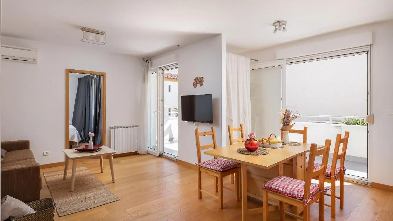 Apartment Zenta With Terrace And Sea View, 4 Min Walk To The Beach Split 0*,  Croatia