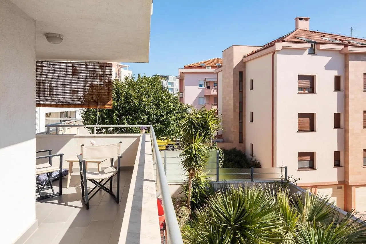 Apartment Zenta With Terrace And Sea View, 4 Min Walk To The Beach Split