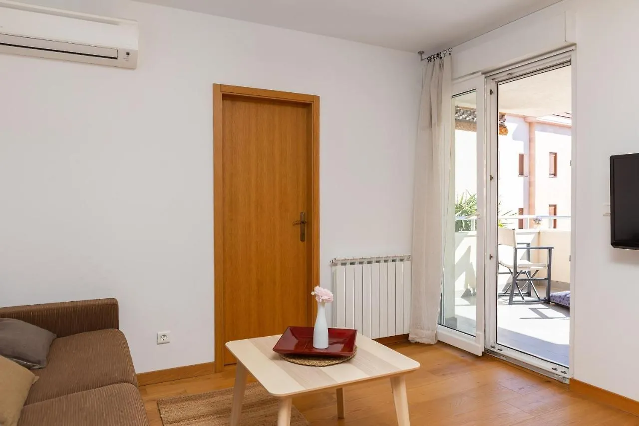 Apartment Zenta With Terrace And Sea View, 4 Min Walk To The Beach Split