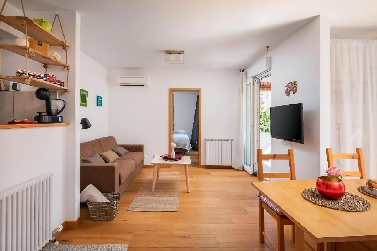 Apartment Zenta With Terrace And Sea View, 4 Min Walk To The Beach Split 0*,