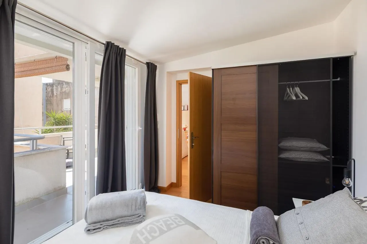 Apartment Zenta With Terrace And Sea View, 4 Min Walk To The Beach Split 0*,  Croatia