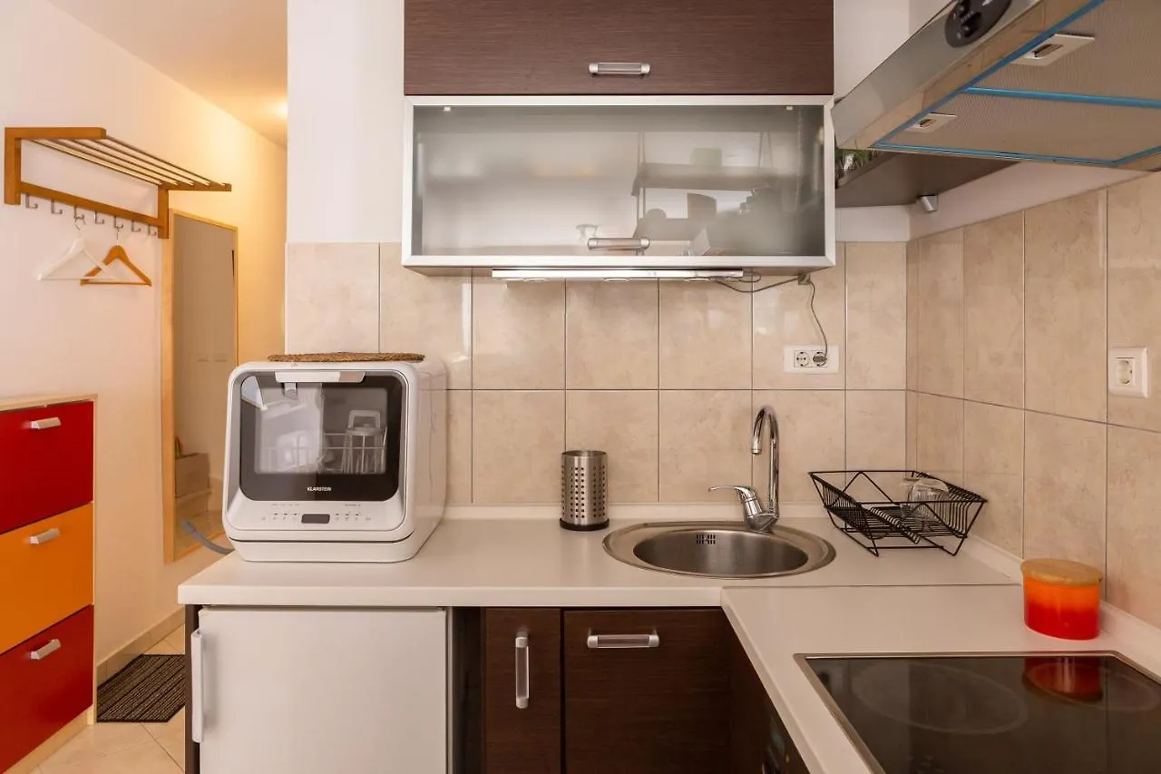 Apartment Zenta With Terrace And Sea View, 4 Min Walk To The Beach Split