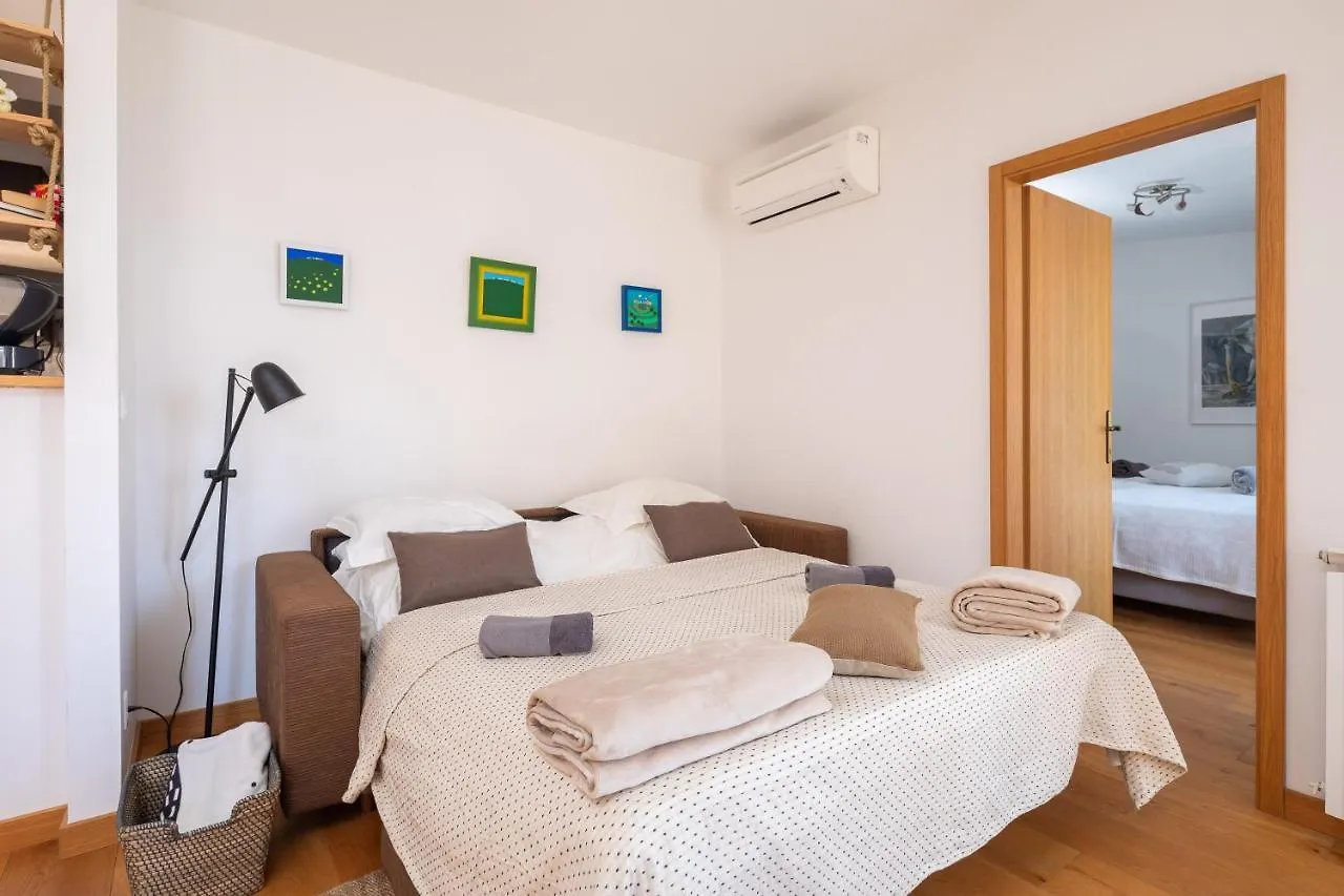 Apartment Zenta With Terrace And Sea View, 4 Min Walk To The Beach Split