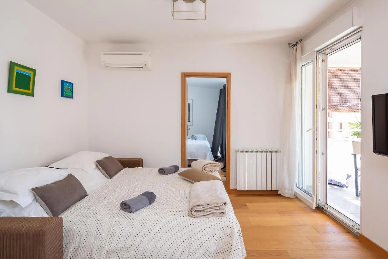 Apartment Zenta With Terrace And Sea View, 4 Min Walk To The Beach Split Croatia