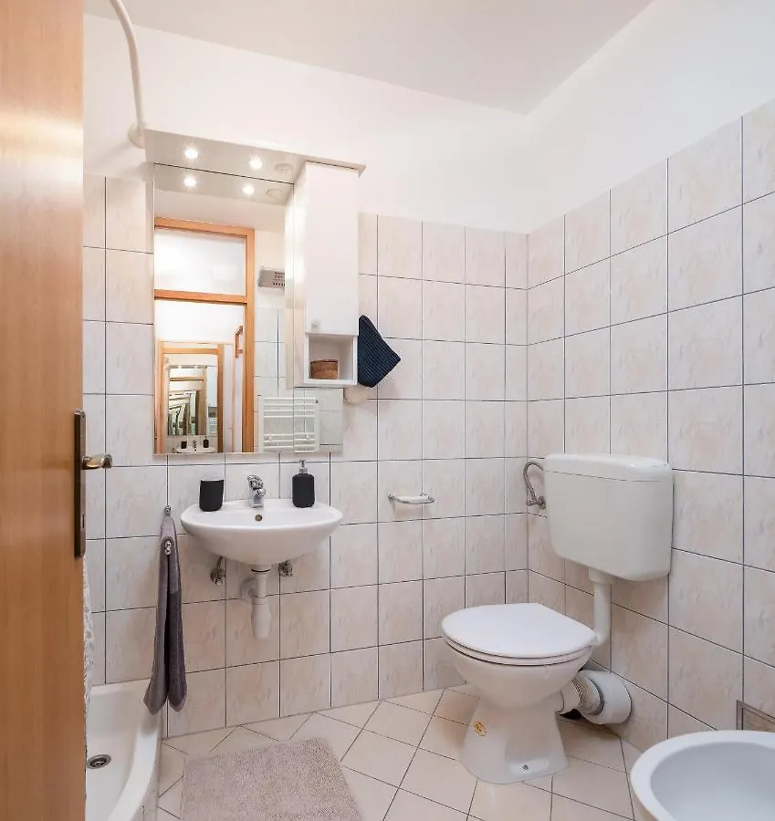 Apartment Zenta With Terrace And Sea View, 4 Min Walk To The Beach Split