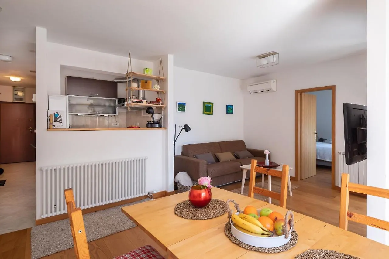 Apartment Zenta With Terrace And Sea View, 4 Min Walk To The Beach Split 0*,