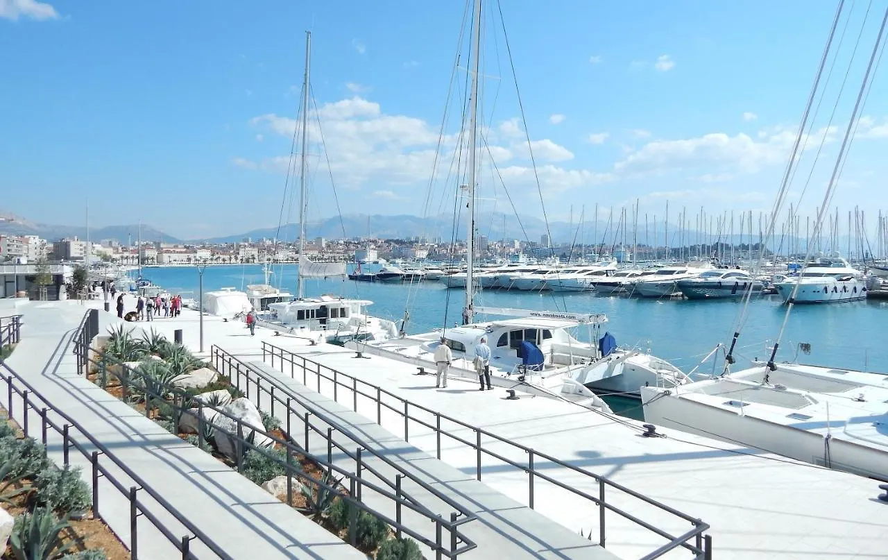 Apartment Zenta With Terrace And Sea View, 4 Min Walk To The Beach Split