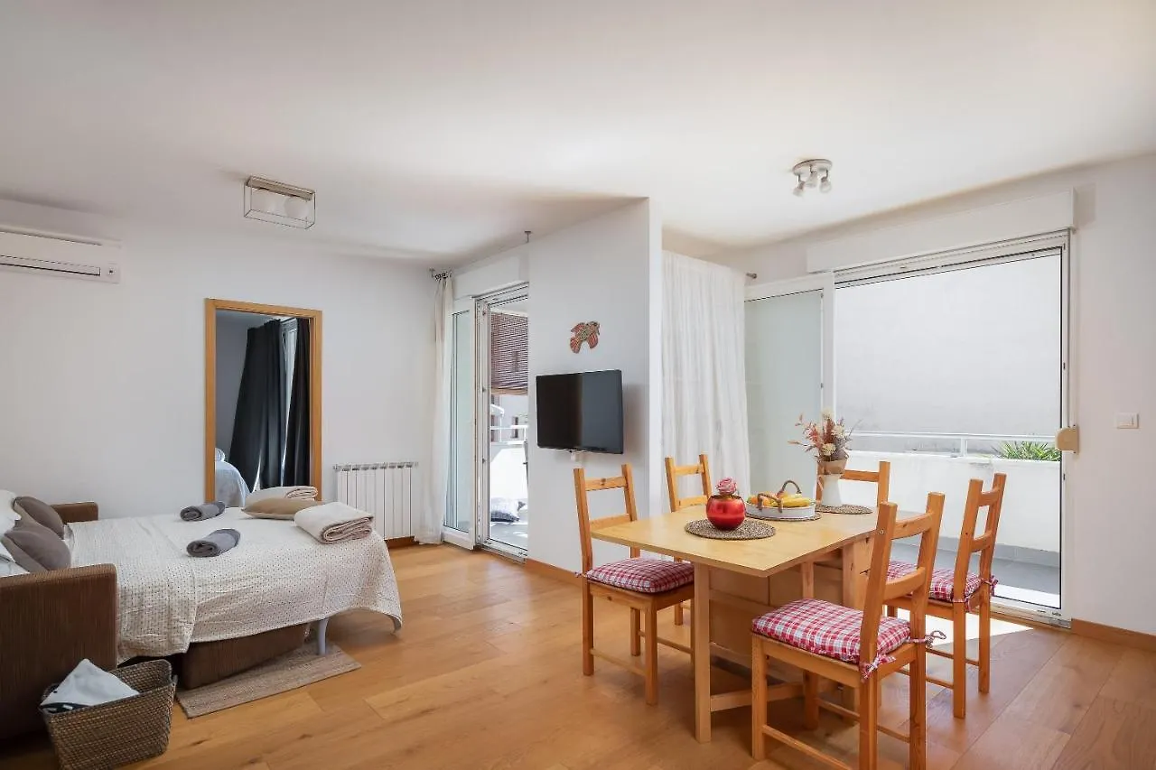 Apartment Zenta With Terrace And Sea View, 4 Min Walk To The Beach Split Croatia