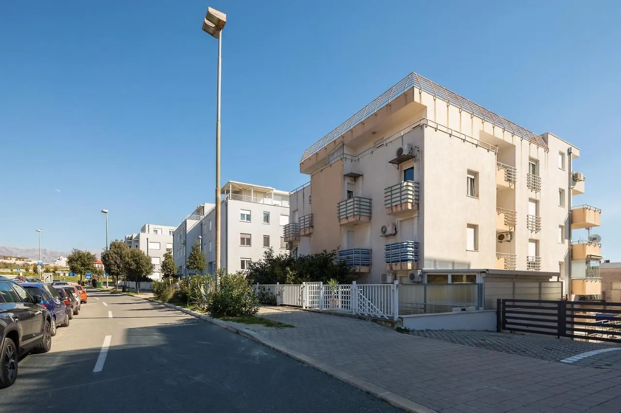 Apartment Zenta With Terrace And Sea View, 4 Min Walk To The Beach Split
