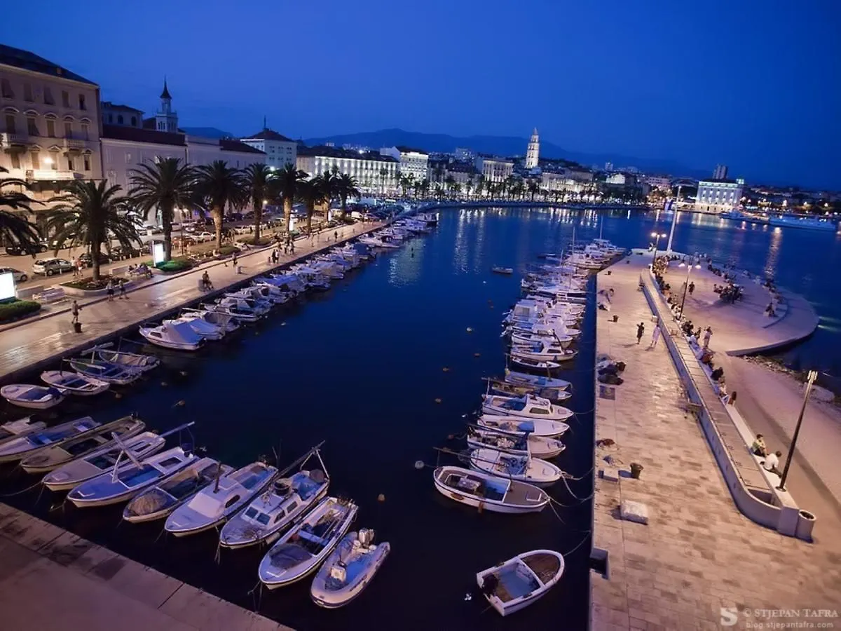 Apartment Zenta With Terrace And Sea View, 4 Min Walk To The Beach Split