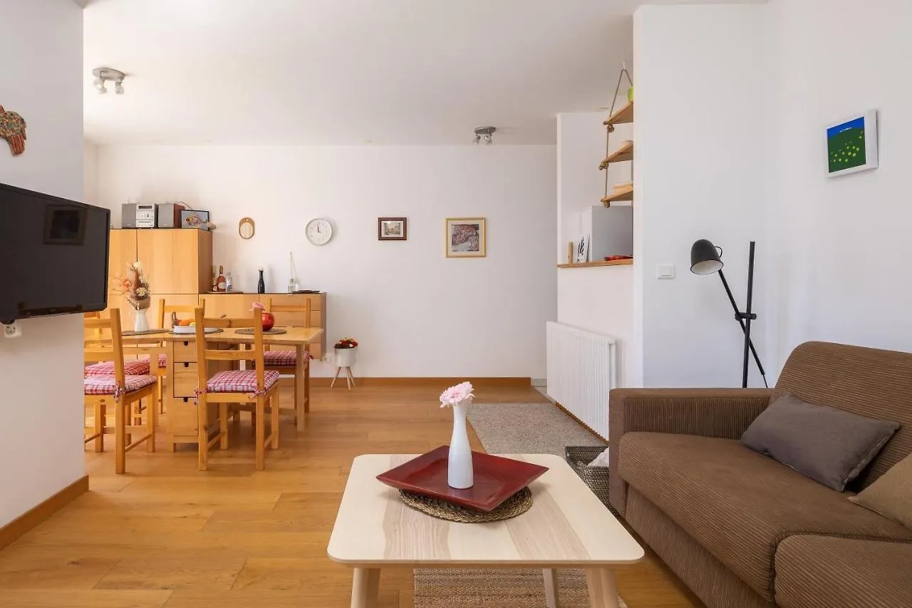 Apartment Zenta With Terrace And Sea View, 4 Min Walk To The Beach Split